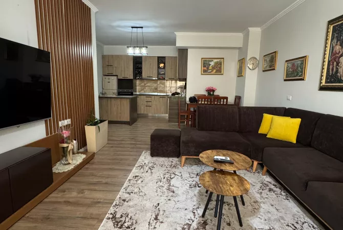 Shtepi ne shitje Apartament ne Tirane, 2+1, Mobilimi E mobiluar, Pagesa 150,000  Euro.