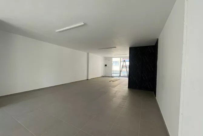 Ambiente Commerciale in Affitto 3+1 a Tirana - 1,300 Euro