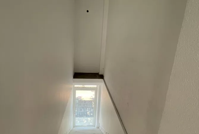 Ambiente Commerciale in Affitto 3+1 a Tirana - 1,300 Euro