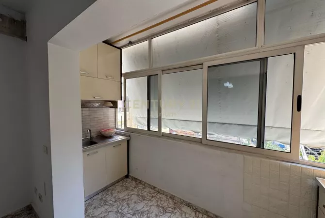 Shtepi ne shitje Apartament ne Tirane, 1+1, Mobilimi Bosh, pa mobiluar, Pagesa 115,000  Euro.