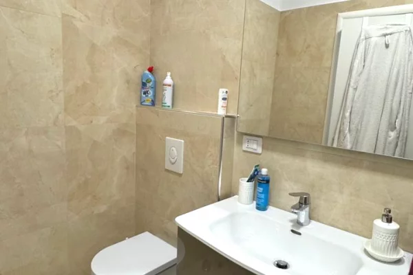 Shtepi ne shitje Apartament ne Tirane, 2+1, Mobilimi E mobiluar, Pagesa 260,000  Euro.