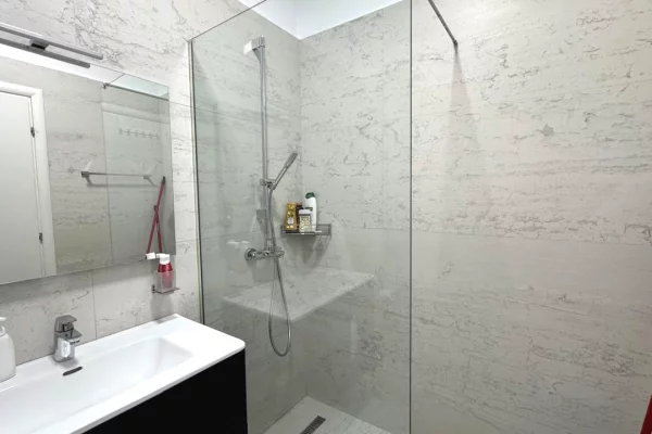 Shtepi ne shitje Apartament ne Tirane, 2+1, Mobilimi E mobiluar, Pagesa 260,000  Euro.