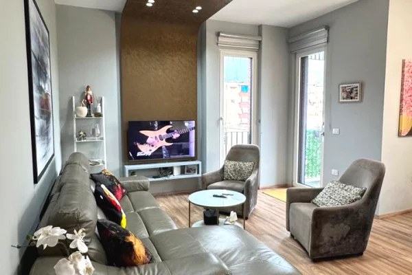 Shtepi ne shitje Apartament ne Tirane, 2+1, Mobilimi E mobiluar, Pagesa 260,000  Euro.