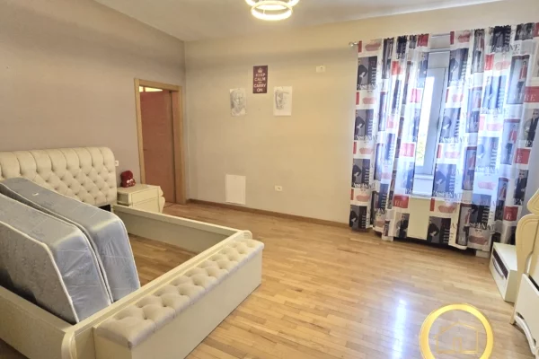 Shtepi me qera Duplex(shtepi me 2 kate) ne Tirane, 4+1, Mobilimi E mobiluar, Pagesa 1,000  Euro.