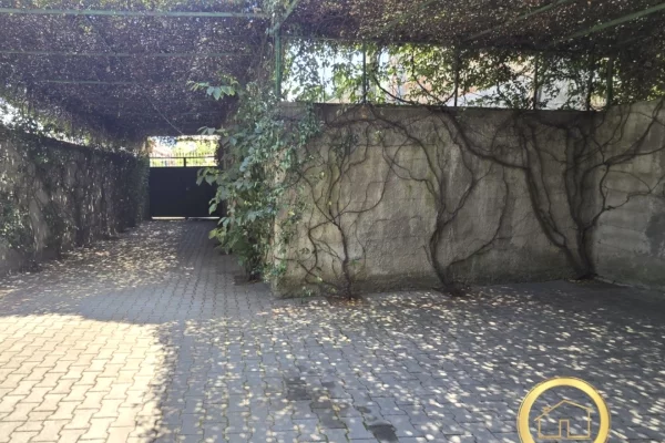 Shtepi me qera Duplex(shtepi me 2 kate) ne Tirane, 4+1, Mobilimi E mobiluar, Pagesa 1,000  Euro.