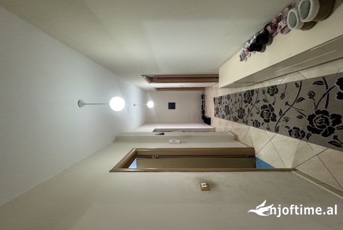 Shtepi ne shitje Apartament ne Tirane, 2+1, Mobilimi Bosh, pa mobiluar, Pagesa 125,000  Euro.