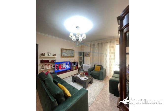 Shtepi ne shitje Apartament ne Tirane, 2+1, Mobilimi Bosh, pa mobiluar, Pagesa 125,000  Euro.