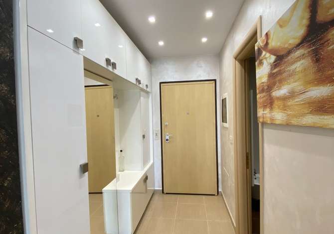 Shtepi me qera Apartament ne Tirane, 3+1, Mobilimi E mobiluar, Pagesa 2,000  Euro.