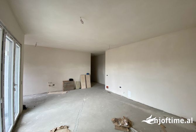 Shtepi ne shitje Apartament ne Tirane, 2+1, Mobilimi Bosh, pa mobiluar, Pagesa 180,000  Euro.