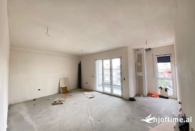 Shtepi ne shitje Apartament ne Tirane, 2+1, Mobilimi Bosh, pa mobiluar, Pagesa 180,000  Euro.