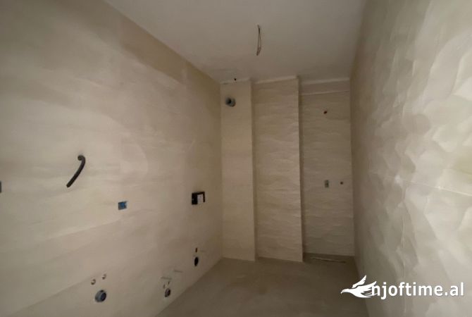 Shtepi ne shitje Apartament ne Tirane, 2+1, Mobilimi Bosh, pa mobiluar, Pagesa 180,000  Euro.