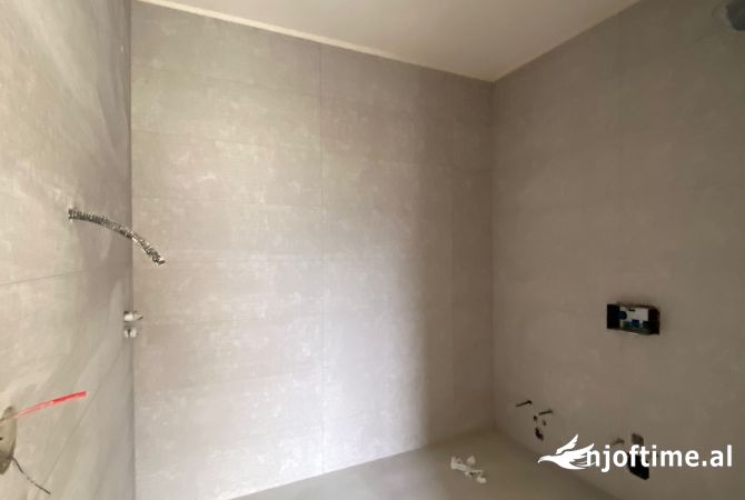 Shtepi ne shitje Apartament ne Tirane, 2+1, Mobilimi Bosh, pa mobiluar, Pagesa 180,000  Euro.