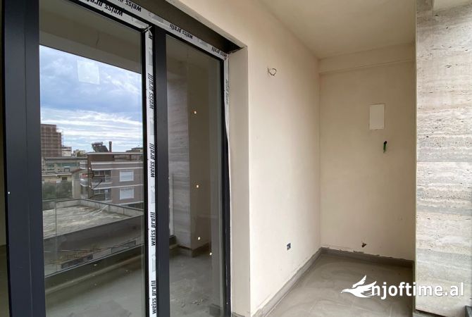 Shtepi ne shitje Apartament ne Tirane, 2+1, Mobilimi Bosh, pa mobiluar, Pagesa 180,000  Euro.