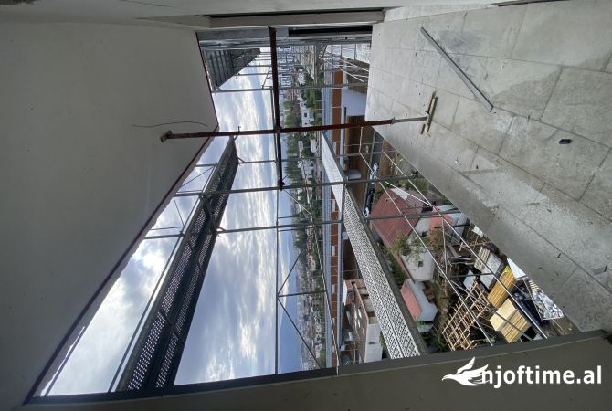Shtepi ne shitje Apartament ne Tirane, 2+1, Mobilimi Bosh, pa mobiluar, Pagesa 108,000  Euro.
