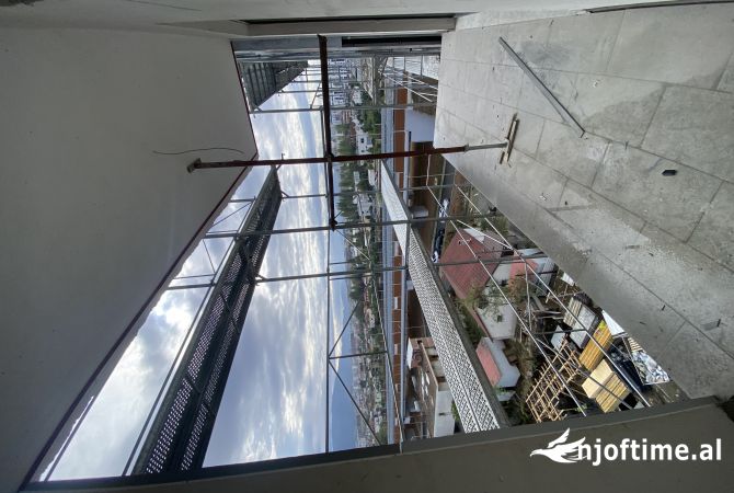 Shtepi ne shitje Apartament ne Tirane, 2+1, Mobilimi Bosh, pa mobiluar, Pagesa 108,000  Euro.