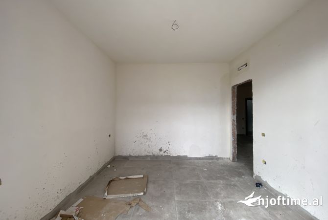 Shtepi ne shitje Apartament ne Tirane, 2+1, Mobilimi Bosh, pa mobiluar, Pagesa 108,000  Euro.