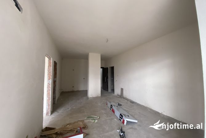 Shtepi ne shitje Apartament ne Tirane, 2+1, Mobilimi Bosh, pa mobiluar, Pagesa 108,000  Euro.