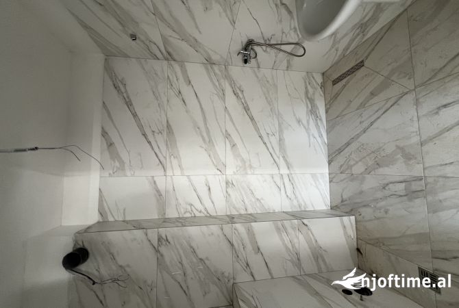 Shtepi ne shitje Apartament ne Tirane, 2+1, Mobilimi Bosh, pa mobiluar, Pagesa 176,000  Euro.