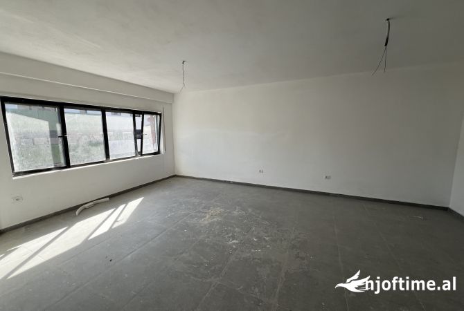Shtepi ne shitje Apartament ne Tirane, 2+1, Mobilimi Bosh, pa mobiluar, Pagesa 176,000  Euro.