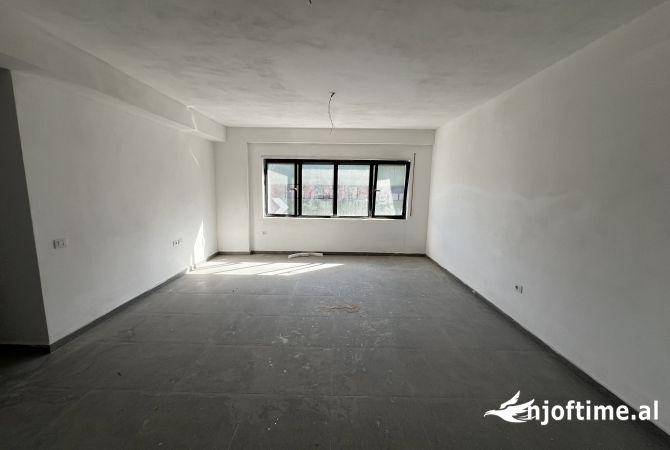 Shtepi ne shitje Apartament ne Tirane, 2+1, Mobilimi Bosh, pa mobiluar, Pagesa 176,000  Euro.