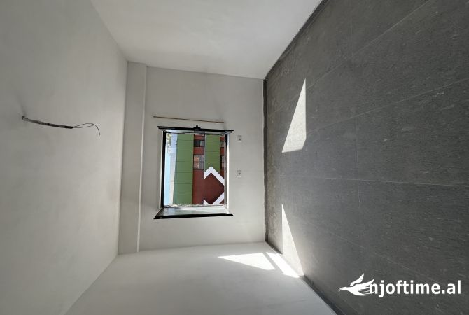 Shtepi ne shitje Apartament ne Tirane, 2+1, Mobilimi Bosh, pa mobiluar, Pagesa 176,000  Euro.