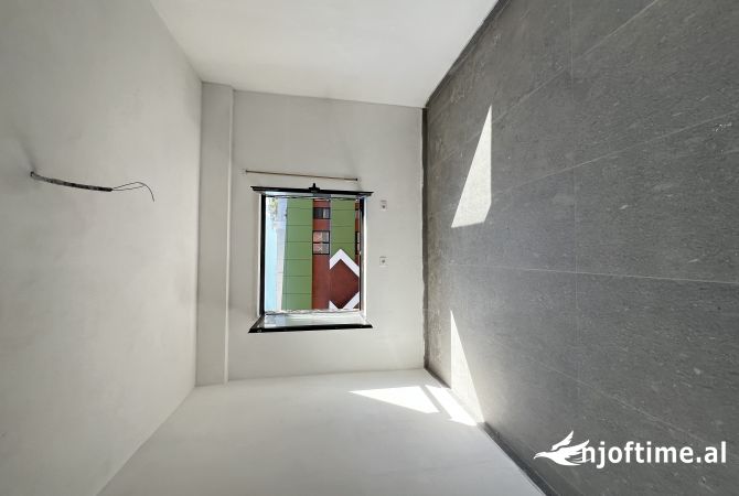 Shtepi ne shitje Apartament ne Tirane, 2+1, Mobilimi Bosh, pa mobiluar, Pagesa 176,000  Euro.