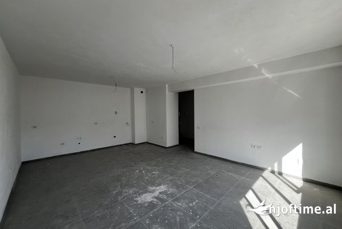 Shtepi ne shitje Apartament ne Tirane, 2+1, Mobilimi Bosh, pa mobiluar, Pagesa 176,000  Euro.