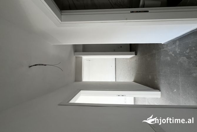 Shtepi ne shitje Apartament ne Tirane, 2+1, Mobilimi Bosh, pa mobiluar, Pagesa 176,000  Euro.