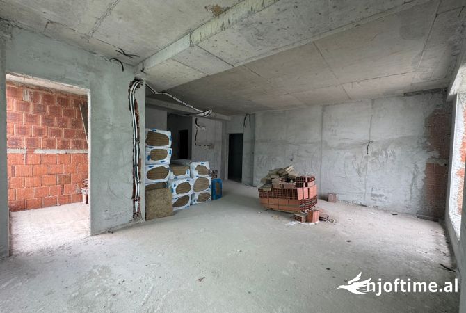 Shtepi ne shitje Apartament ne Tirane, 3+1, Mobilimi Bosh, pa mobiluar, Pagesa 304,000  Euro.