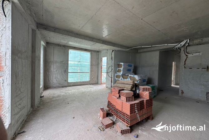 Shtepi ne shitje Apartament ne Tirane, 3+1, Mobilimi Bosh, pa mobiluar, Pagesa 304,000  Euro.