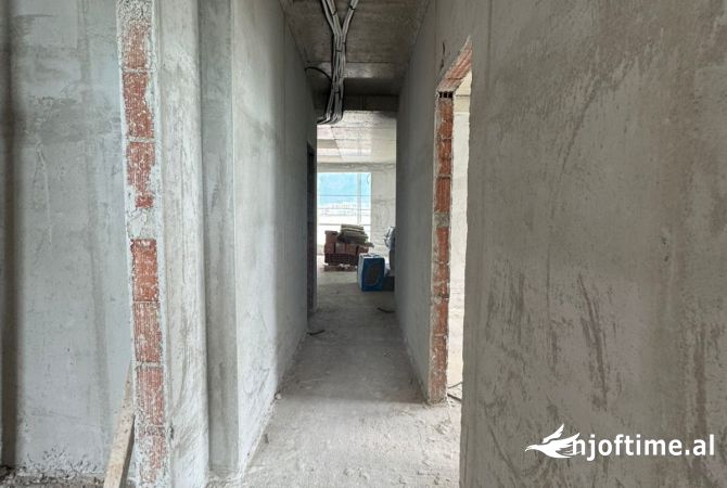 Shtepi ne shitje Apartament ne Tirane, 3+1, Mobilimi Bosh, pa mobiluar, Pagesa 304,000  Euro.