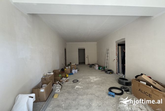 Shtepi ne shitje Apartament ne Tirane, 3+1, Mobilimi Bosh, pa mobiluar, Pagesa 340,000  Euro.