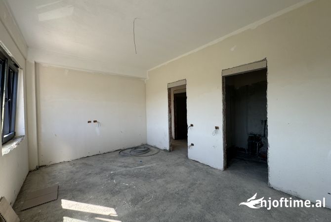 Shtepi ne shitje Apartament ne Tirane, 3+1, Mobilimi Bosh, pa mobiluar, Pagesa 340,000  Euro.