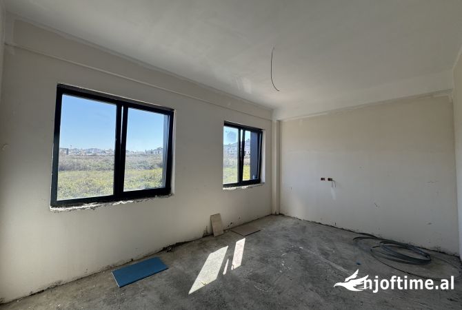 Shtepi ne shitje Apartament ne Tirane, 3+1, Mobilimi Bosh, pa mobiluar, Pagesa 340,000  Euro.