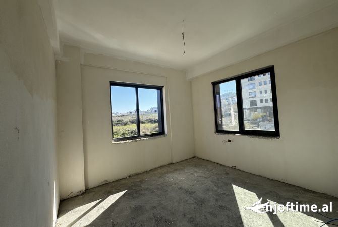 Shtepi ne shitje Apartament ne Tirane, 3+1, Mobilimi Bosh, pa mobiluar, Pagesa 340,000  Euro.
