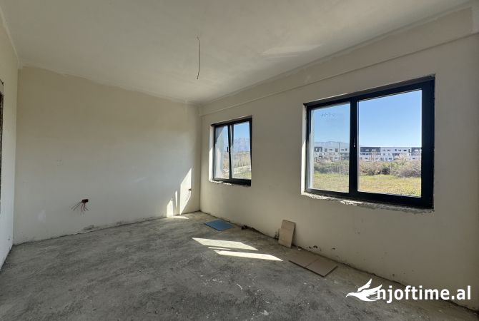 Shtepi ne shitje Apartament ne Tirane, 3+1, Mobilimi Bosh, pa mobiluar, Pagesa 340,000  Euro.