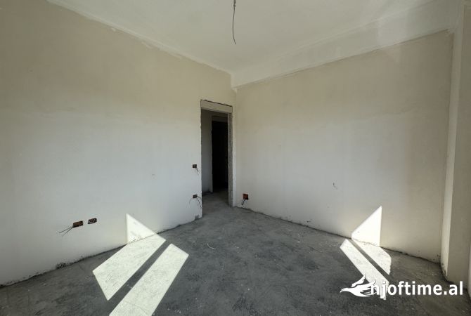 Shtepi ne shitje Apartament ne Tirane, 3+1, Mobilimi Bosh, pa mobiluar, Pagesa 340,000  Euro.