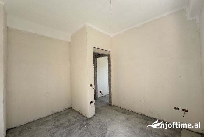 Shtepi ne shitje Apartament ne Tirane, 3+1, Mobilimi Bosh, pa mobiluar, Pagesa 340,000  Euro.