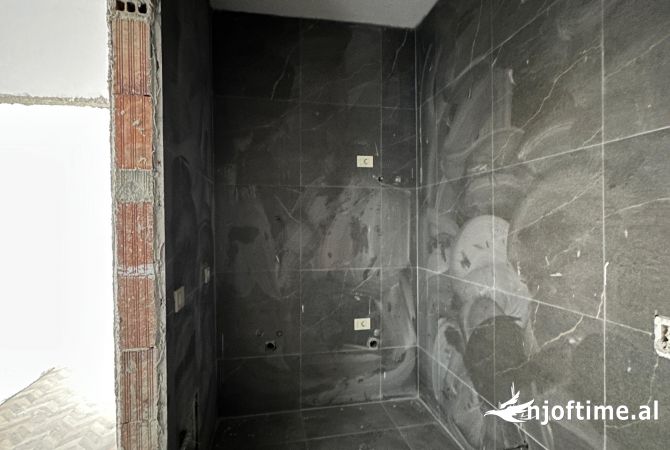 Shtepi ne shitje Apartament ne Tirane, 1+1, Mobilimi Bosh, pa mobiluar, Pagesa 165,000  Euro.