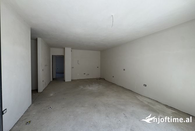Shtepi ne shitje Apartament ne Tirane, 2+1, Mobilimi Bosh, pa mobiluar, Pagesa 195,000  Euro.