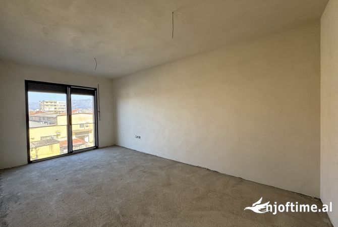 Shtepi ne shitje Apartament ne Tirane, 2+1, Mobilimi Bosh, pa mobiluar, Pagesa 195,000  Euro.