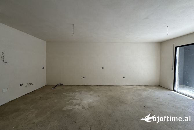 Shtepi ne shitje Apartament ne Tirane, 2+1, Mobilimi Bosh, pa mobiluar, Pagesa 195,000  Euro.