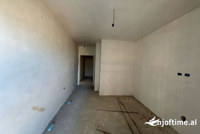 Shtepi ne shitje Apartament ne Tirane, 2+1, Mobilimi Bosh, pa mobiluar, Pagesa 198,900  Euro.