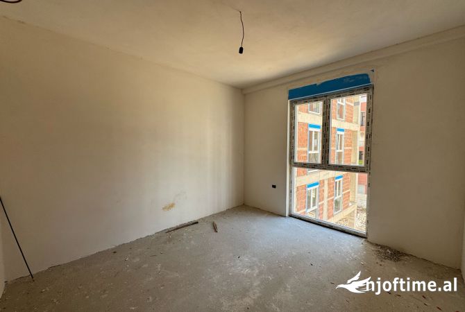 Shtepi ne shitje Apartament ne Tirane, 2+1, Mobilimi Bosh, pa mobiluar, Pagesa 198,900  Euro.
