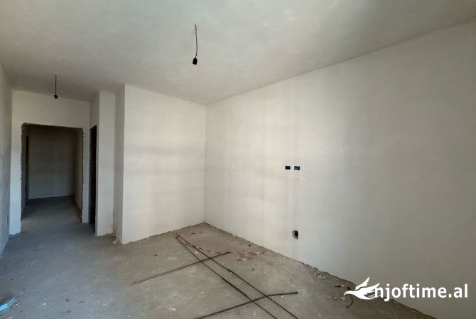 Shtepi ne shitje Apartament ne Tirane, 2+1, Mobilimi Bosh, pa mobiluar, Pagesa 198,900  Euro.
