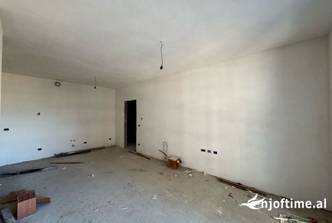 Shtepi ne shitje Apartament ne Tirane, 2+1, Mobilimi Bosh, pa mobiluar, Pagesa 198,900  Euro.