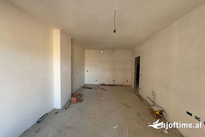 Shtepi ne shitje Apartament ne Tirane, 2+1, Mobilimi Bosh, pa mobiluar, Pagesa 198,900  Euro.