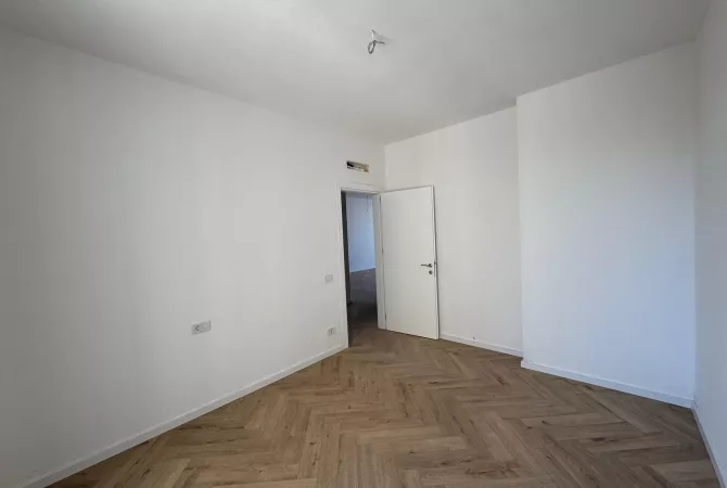 Ambient biznesi me qera 3+1 ne Tirane - 2,200 Euro