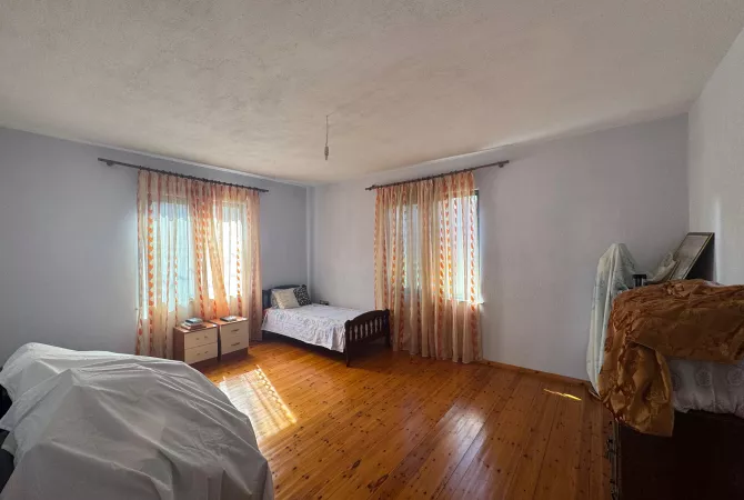 Shtepi ne shitje Vila Luksoze ne Tirane, 6+1, Mobilimi Pjeserisht e mobiluar, Pagesa 350,000  Euro.