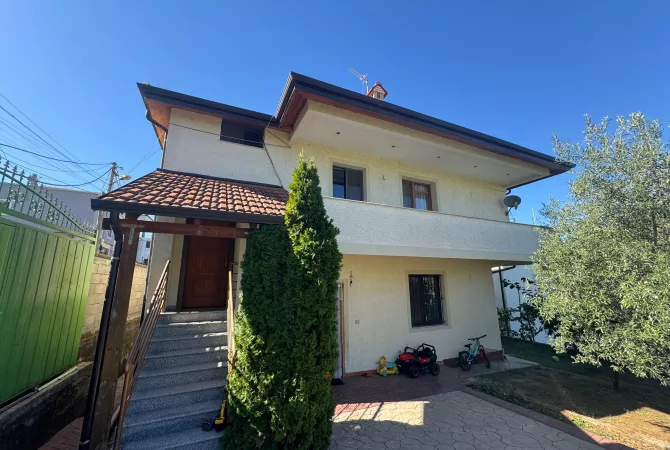 Shtepi ne shitje Vila Luksoze ne Tirane, 6+1, Mobilimi Pjeserisht e mobiluar, Pagesa 350,000  Euro.